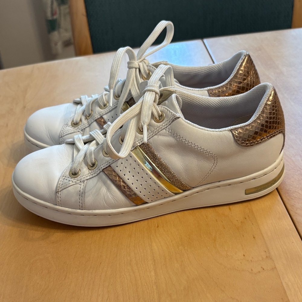 Geox White D Jaysen Leather Sneakers with Rose Gold Accents. Size 5.